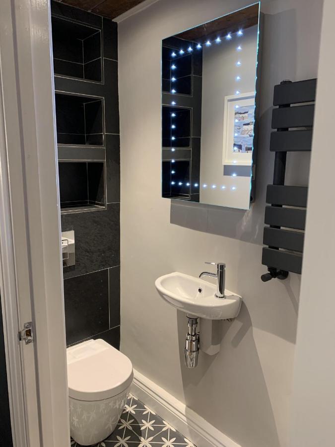 Min-Y-Fford Sleeps 6 Plus Pet Νιούπορτ Εξωτερικό φωτογραφία